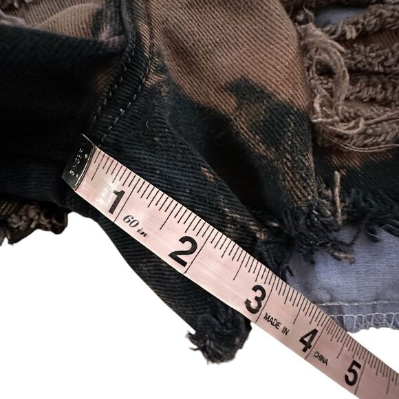 Levi’s ~ Black 550 Tie Dye shorts~ hardware detail on back pocket ~ size 12slim - Picture 12 of 12